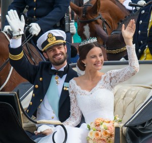 Prins Carl Philip med Serafimerorden och prinsessan Sofia utan.